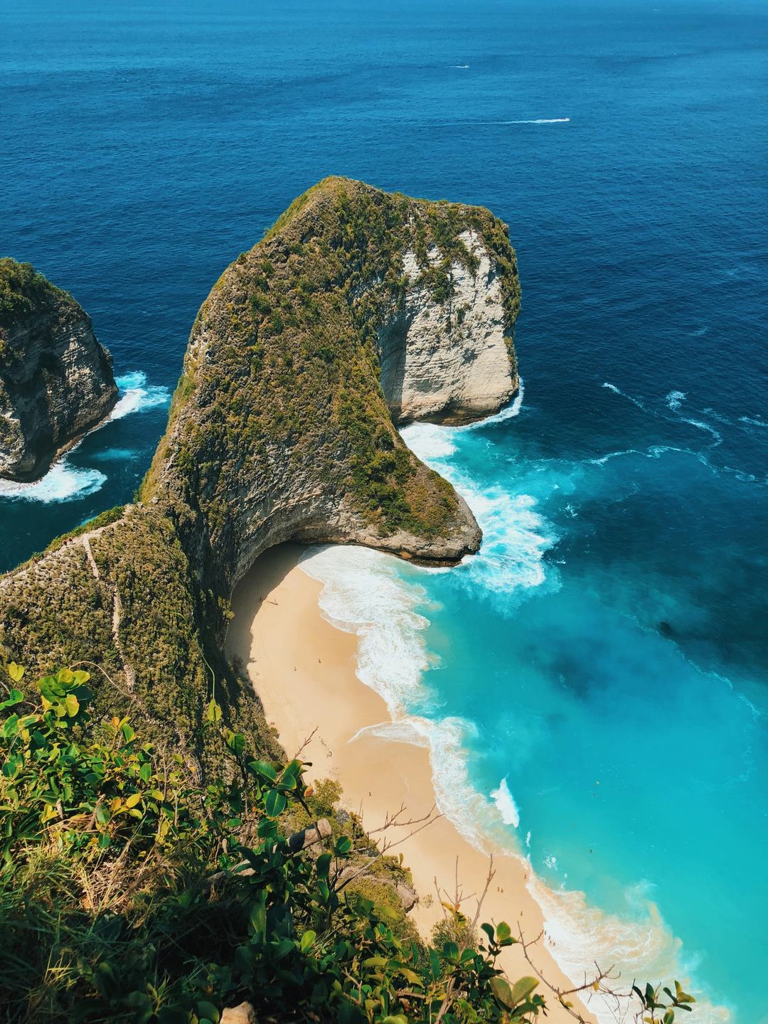 Kelingking Beach cliff viewpoint, Nusa Penida, Bali